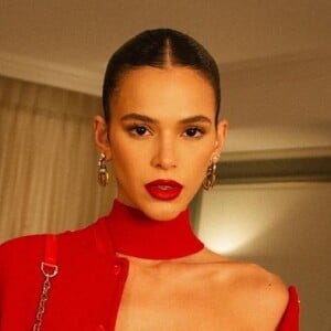 Bruna Marquezine reage a fotos de sua festa de 15 anos viralizadas na web, em 24 de julho de 2022