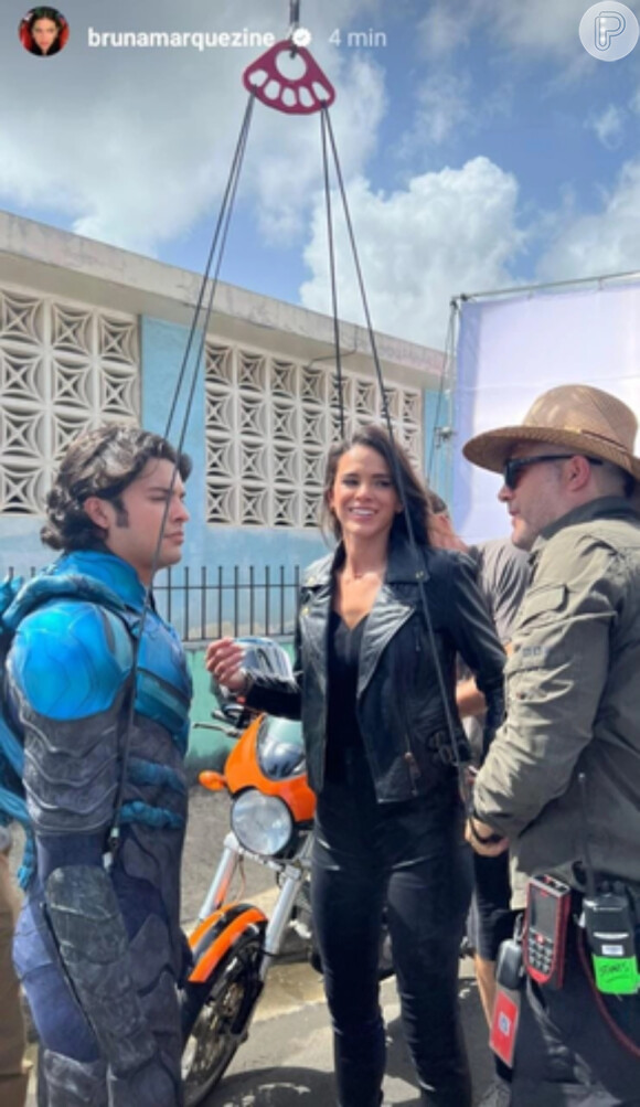 Bruna Marquezine surgiu em fotos de bastidores da filmagem de 'Besouro Azul'