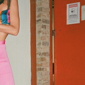 Bruna Marquezine pediu 'piedade' ao perfil 'Diva Depressão', que reage às festas dos famosos