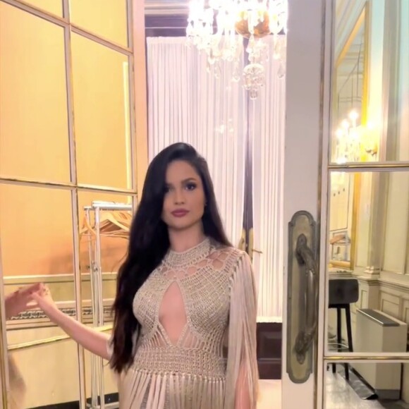 Vestido com recorte no centro do busto e trend handmade protagonizou look de Juliette em show com Gilberto Gil