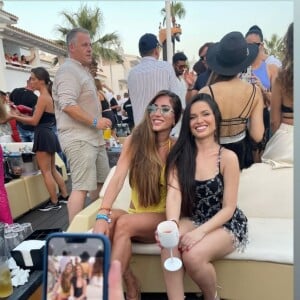 Vestido preto curto com bordados foi escolha de Juliette ao encontrar Romana Novais na Espanha