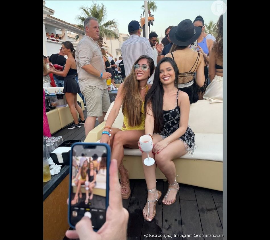 Vestido preto curto com bordados foi escolha de Juliette ao encontrar Romana Novais na Espanha