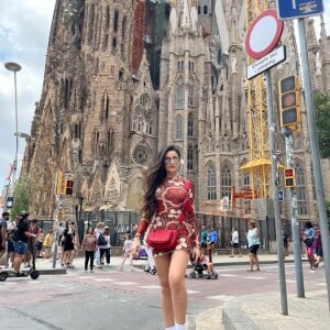 Vestido estampado e tênis branco se combinaram no outfit de viagem de Juliette em Barcelona