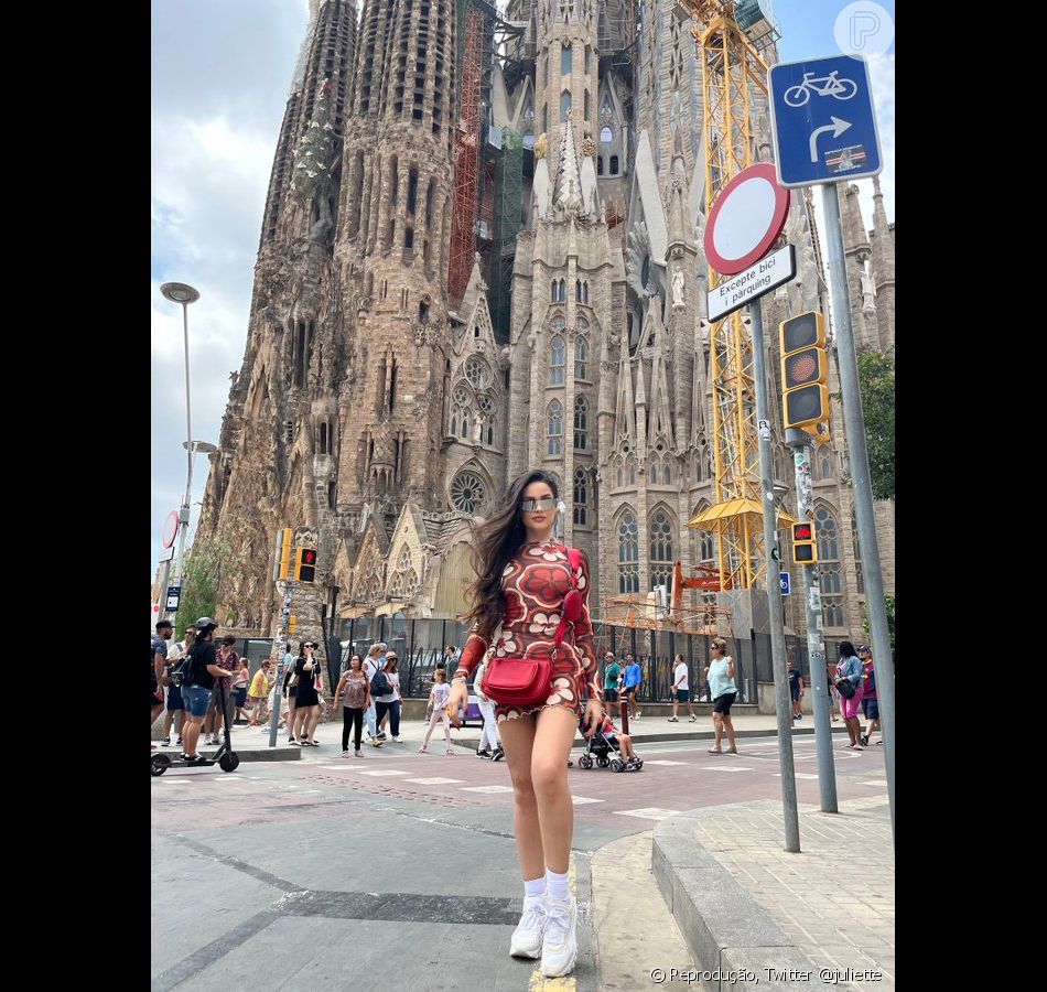 Vestido estampado e tênis branco se combinaram no outfit de viagem de Juliette em Barcelona
