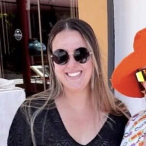 Moda praia colorida: Juliette surge em foto com fã e look colorido se destaca