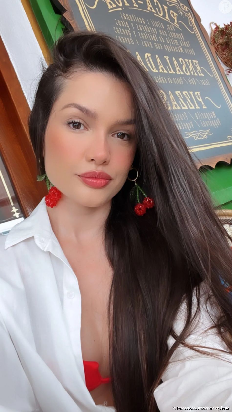 Camisa social branca como saída de praia e brincos criativos se uniram em look divertido de Juliette