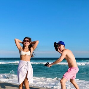 Jade Picon foi à praia acompanhada do irmão, Leo Picon