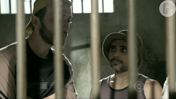 Os presos ameaçam Téo Pereira (Paulo Betti): 'Não é ele não, gente. Vamos dar um trato nessa boneca'