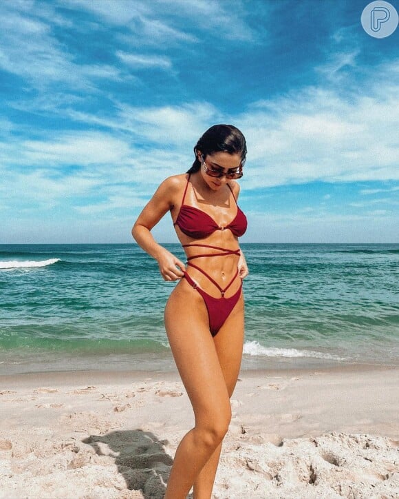 Biquíni com amarrações em vinho: Jade Picon elegeu modelo marcante para dia de praia no Rio