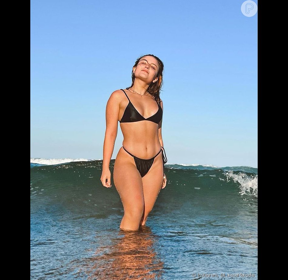 Larissa Manoela surgiu de biquíni fio-dental em viagem romântica
