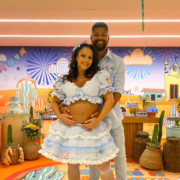 Viviane Araujo e Guilherme Militão se vestiram com trajes típicos de festas julinas