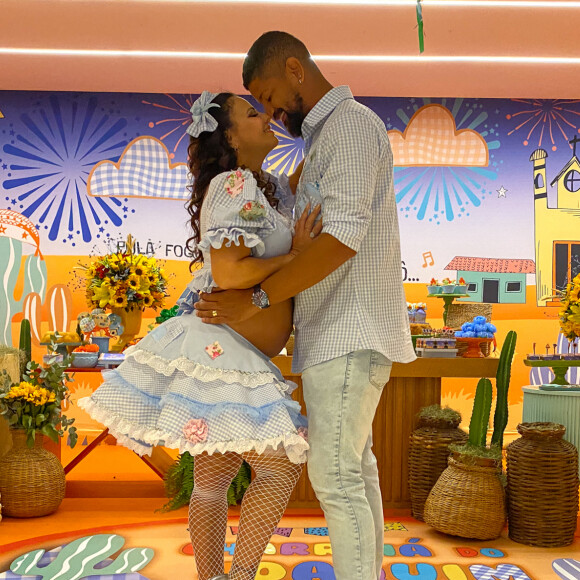 Viviane Araujo está na reta final da gravidez