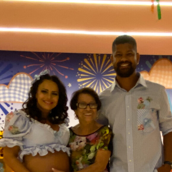 Chá de bebê de filho de Viviane Araujo e Guilherme Militão foi realizado em uma casa de festas na Zona Oeste do Rio