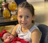 Simone Mendes publicou uma foto em que a filha, Zaya, de 1 ano, está no colo de Giovanna