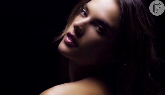 A modelo Alessandra Ambrosio posou sensual para a revista inglesa 'Love'