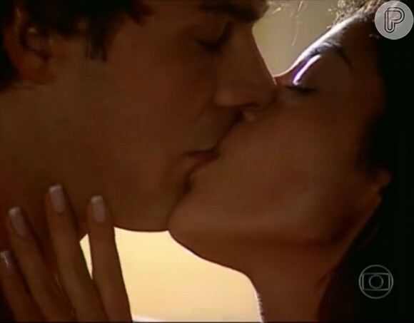 O primeiro beijo de Carol Castro na TV foi em Erik Marmo, quando interpretava Gracinha na novela 'Mulheres Apaixonadas' (2006)