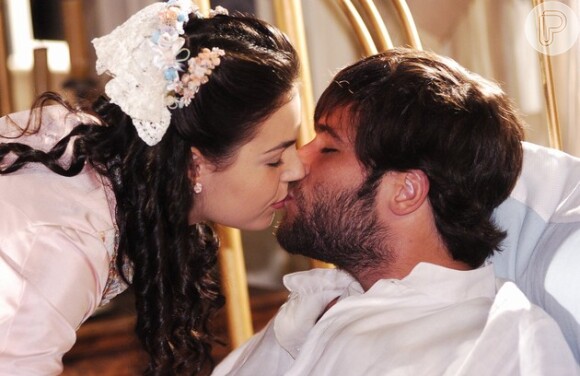 Isis Valverde beijou Bruno Gagliasso em sua primeira vez na televisão. Foi em 'Sinhá Moça', em 2006, quando eles interpretavam Ana do Véu e Ricardo