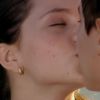 Kayky Brito deu o primeiro beijo de Cecília Dassi na TV e na vida real. O selinho aconteceu na novela 'O Beijo do Vampiro', de 2002