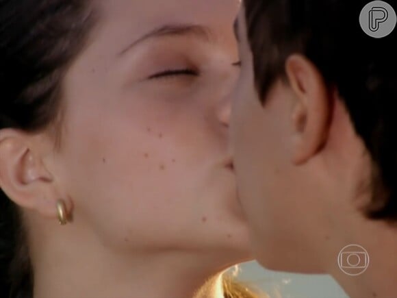 Kayky Brito deu o primeiro beijo de Cecília Dassi na TV e na vida real. O selinho aconteceu na novela 'O Beijo do Vampiro', de 2002