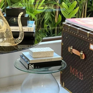 Casa de Marina Ruy Barbosa leva inúmeros livros, vasos de murano e um baú personalizado da grife Louis Vuitton com as iniciais de seu nome