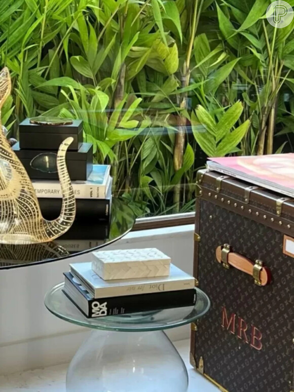Casa de Marina Ruy Barbosa leva inúmeros livros, vasos de murano e um baú personalizado da grife Louis Vuitton com as iniciais de seu nome