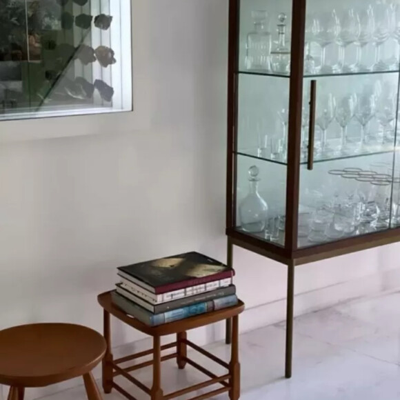 Peças de murano e livros fazem parte da decoração da casa de Marina Ruy Barbosa