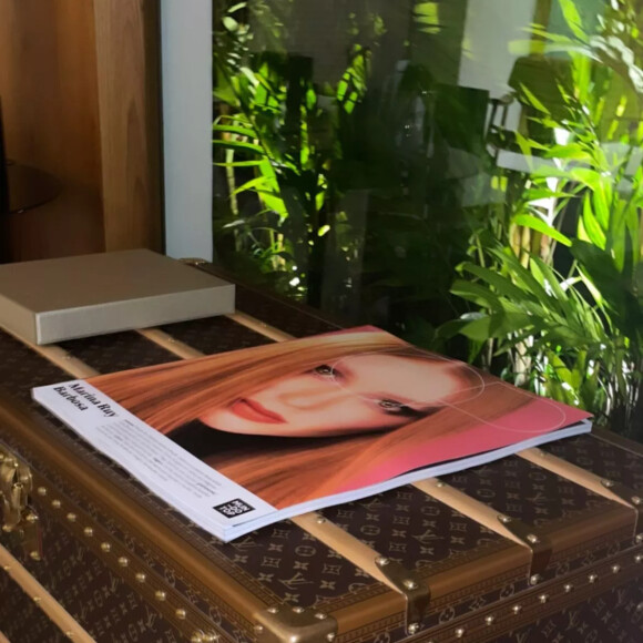 Casa de Marina Ruy Barbosa possui baú personalizado com suas iniciais (da grife Louis Vuitton e avaliado em torno de R$ 45 mil)