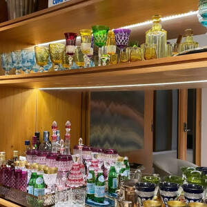 Bar da casa de Marina Ruy Barbosa tem coleção de taças de cristal das mais diferentes cores