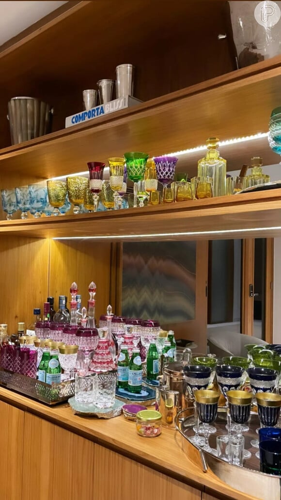 Bar da casa de Marina Ruy Barbosa tem coleção de taças de cristal das mais diferentes cores