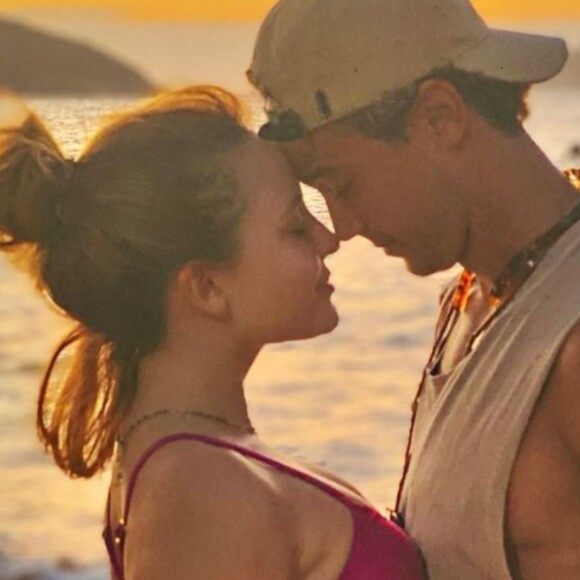 Larissa Manoela e André Luiz Frambach trocam declarações de amor
