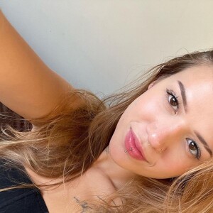 Elana Dara é cantora, compositora e ganhou destaque ao participar de uma das faixas do Poesia Acústica