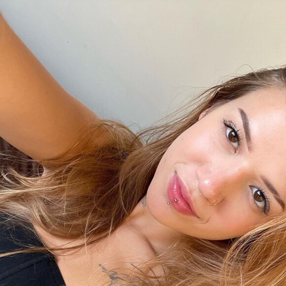 Elana Dara é cantora, compositora e ganhou destaque ao participar de uma das faixas do Poesia Acústica