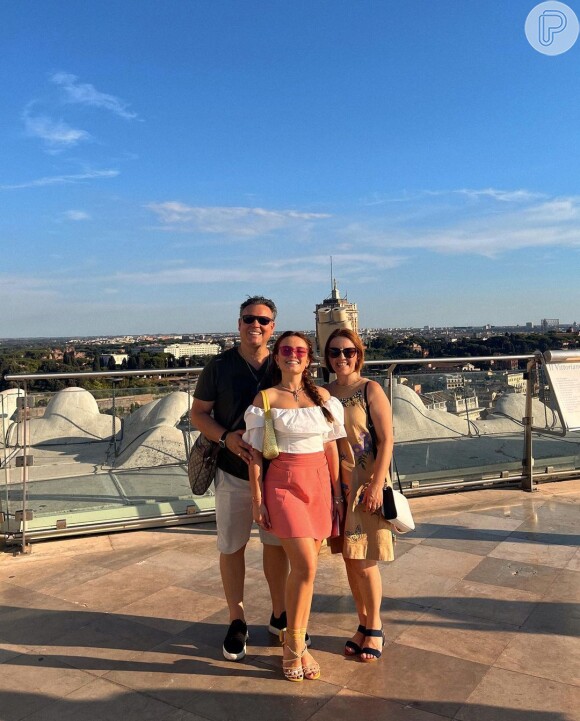 Larissa Manoela está viajando com os pais pela Itália
