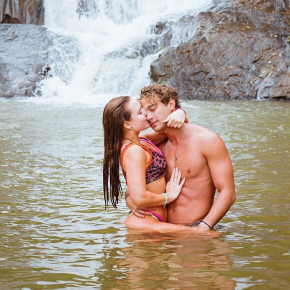 Nas redes sociais, André tem declarado sua saudade de Larissa Manoela