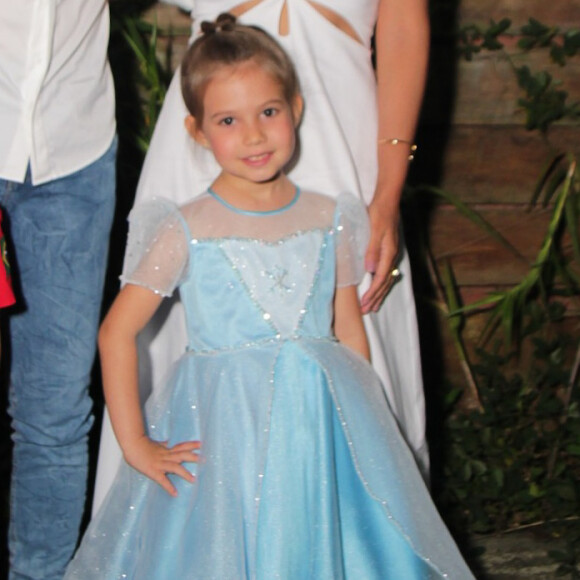 Filha mais velha de Thais Fersoza e Michel Teló, Melinda foi vestida de princesa Elsa, do filme 'Frozen'