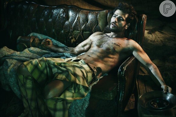 Em pose sensual, Bruno Gagliasso mostra a boa forma em sessão de fotos para a revista 'L´Officiel Hommes'