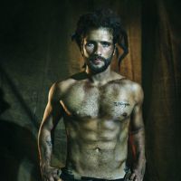Bruno Gagliasso posa sensual mostrando corpo sarado e exibe visual com dreads