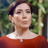 'Império': Marta suspeita que José Alfredo está vivo e ameaça torturar Cristina