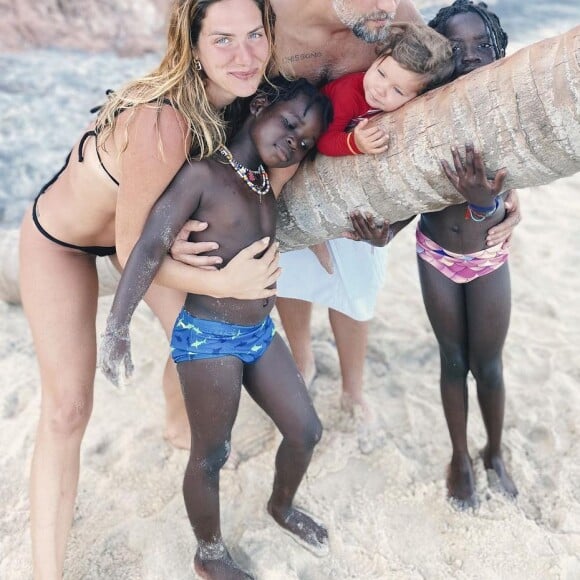 Filhos de Giovanna Ewbank e Bruno Gagliasso foram vítimas de racismo em um restaurante na Costa da Caparica, em Portugal