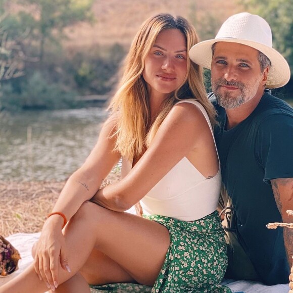 Giovanna Ewbank e Bruno Gagliasso prestaram queixa contra a mulher em uma delegacia portuguesa