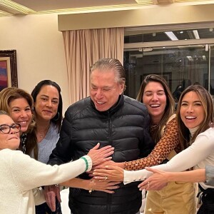Silvio Santos passou o dia cercado pelas filhas