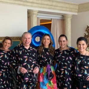 Esta não é a primeira vez que Silvio Santos aparece de pijamas em uma comemoração