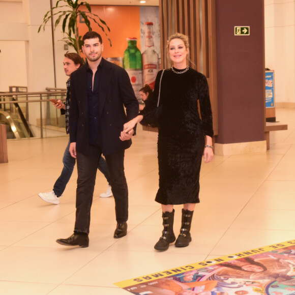 Luana Piovani chegou de mãos dadas com o namorado, Lucas Bittencourt, para première de filme