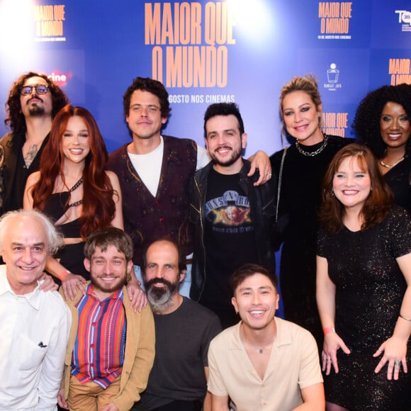 Luana Piovani posou com elenco do filme 'Maior que o Mundo'