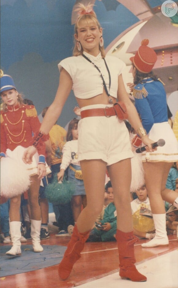 O figurino de Xuxa chamava bastante atenção das crianças na década de 80. A rainha dos baixinhos ficou conhecidas no início da carreira pelos shortinhos, barriguinha de fora e botas de cano longo