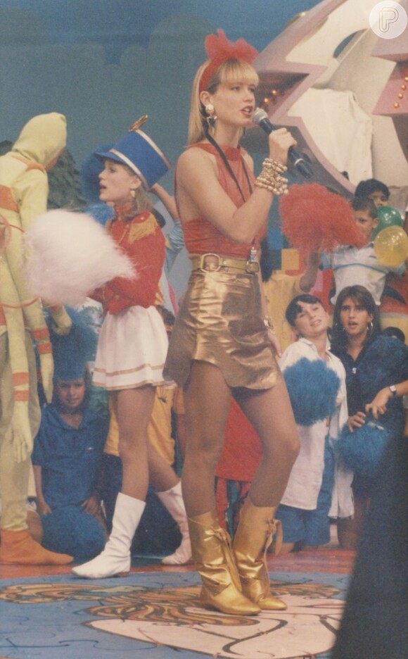 Peças douradas, como botas e a saia, nesta foto, são cores que Xuxa sempre apostou também. No 'Xou da Xuxa', a apresentadora podia ousar nos figurinos sem medo, tudo o que usava fazia sucesso e inspirava a criançada