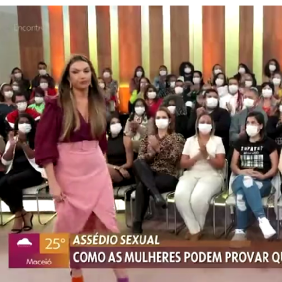 Patrícia Poeta: ao caminhar de volta para o palco, é possível ver a jornalista franzir sutilmente a boca