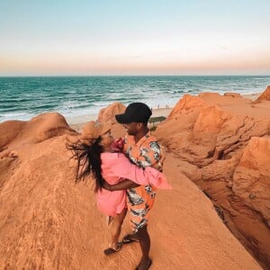 Carol Peixinho e Thiaguinho posaram para fotos nas falésias da praia da Canoa Quebrada, no Ceará