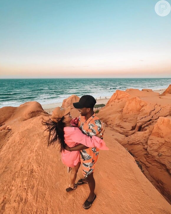 Carol Peixinho e Thiaguinho posaram para fotos nas falésias da praia da Canoa Quebrada, no Ceará