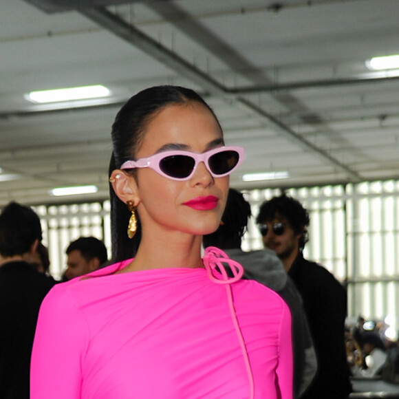 Bruna Marquezine completou a estética barbiecore com um sapato de plataforma rosa